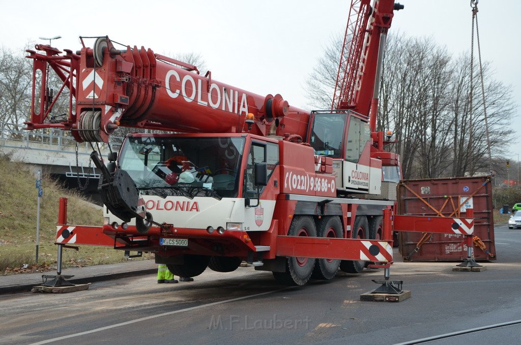 LKW umgestuerzt Niehler Hafen P247.JPG